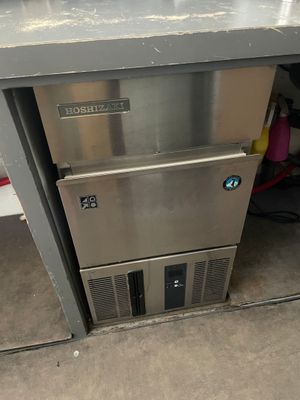 une photo d'une machine à glaçons en acier inoxydable dans un garage