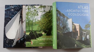 deux livres posés l'un à côté de l'autre sur une table blanche