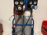 un chariot bleu sur lequel sont posées deux bouteilles d'oxygène