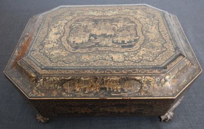 une petite boîte posée sur une table