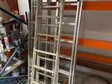 une échelle appuyée contre un mur dans un garage