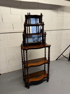 une étagère surmontée d'un miroir, dans une pièce