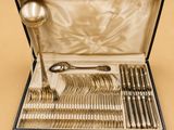 des couverts plaqués argent dans un coffret contenant des cuillères