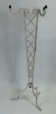 Lampadaire à trois lumières en fer forgé à décor géométrique…