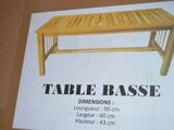 une pancarte posée sur une table sur laquelle on peut lire « table basse »