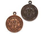 deux médailles de bronze, dont l'une est ornée d'une croix et l'autre d'une couronne