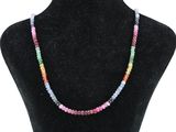 un collier de perles multicolores autour du cou d'un mannequin