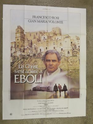 french movie poster of a man and a woman standing in front of a castle