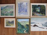 de nombreux tableaux accrochés au mur de cette pièce