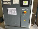 une machine posée sur une table