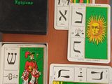 une boîte de cartes à jouer posée sur une table