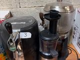 de nombreux appareils électroménagers de cuisine de toutes sortes posés sur une table