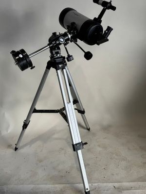 un télescope posé sur un trépied, sur lequel est monté un trépied
