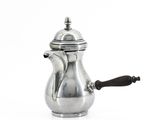 cafetière argentée sur fond blanc, avec une poignée noire
