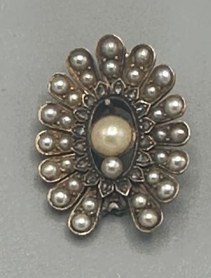 broche en argent et perles, avec une perle au centre