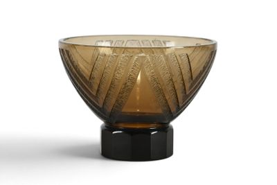 un bol en verre brun avec un socle noir sur fond blanc