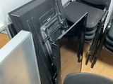 quelques chaises et un téléviseur dans un coin de la pièce