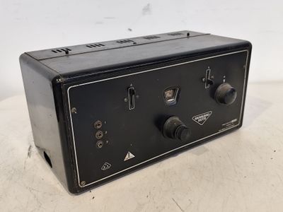 un gros plan d'une radio noire posée sur une table