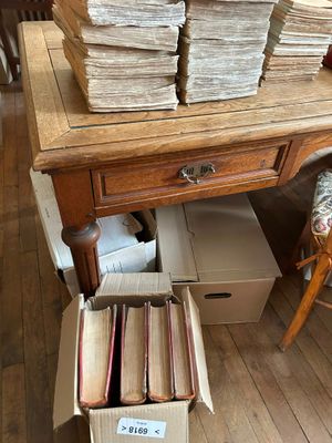 une table sur laquelle sont posés plusieurs livres
