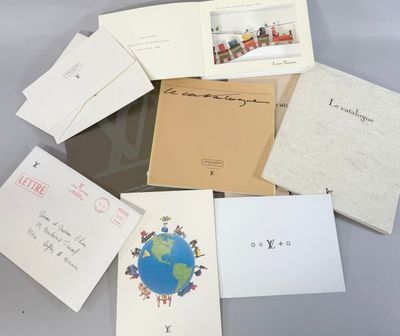 de nombreuses cartes et enveloppes posées sur une table