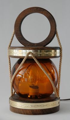 LAMPE de marine en bois, cordage et cerclage de laiton.