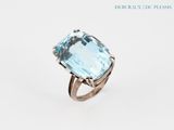 Gros plan sur une bague ornée d'une topaze bleue
