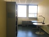 une pièce avec un bureau et une chaise