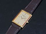 une montre posée sur une surface noire