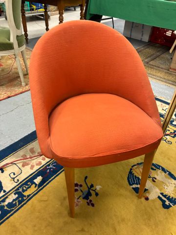 Chaise moderne garnie de tissu orange moderne