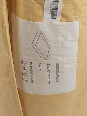 un rouleau de papier sur lequel est collée une étiquette, posé sur une table