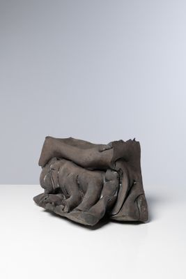 une photo d'un morceau de tissu posé sur une table blanche