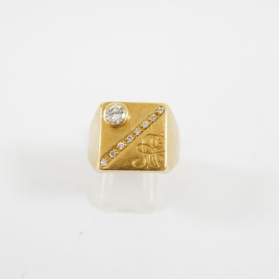 Gros plan sur une bague en or ornée d'un diamant