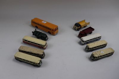 beaucoup de petits bus et de petites voitures miniatures posés sur une table
