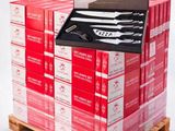 une pile de boîtes rouges surmontée d'un couteau