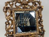 un miroir posé sur une table
