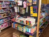 un magasin rempli de jouets et proposant des jouets à la vente