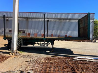a truck that is parked in front of a building