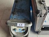 un chariot à bagages posé par terre à côté d'une valise