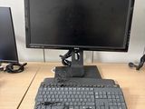 un bureau d'ordinateur équipé d'un écran, d'un clavier, d'une souris et d'un tapis de souris