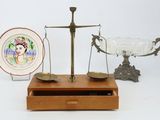 a scale with a plate on it and a plate on the other side