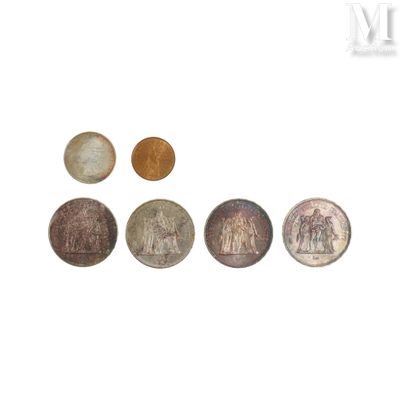 plusieurs pièces de monnaie sont disposées en ligne sur une surface blanche