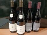 plusieurs bouteilles de vin sont alignées sur une table