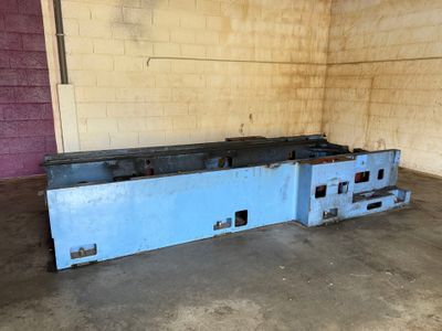 Bâti de machine laser en acier fixé au sol.