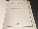 un livre ouvert posé sur une table à côté d'une tasse de café
