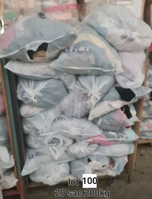 Environ 200 kg de vêtements de seconde main en sacs, avec un…
