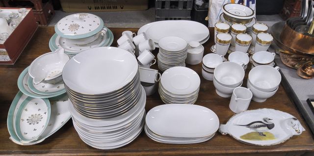 Important lot de porcelaine, partie de service décor vert et feui...