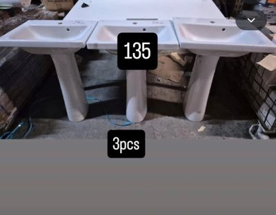 Lot composé de 3 lavabos en céramique de 55 cm avec colonnes…