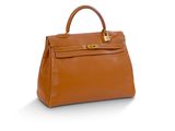 un sac à main en cuir marron sur fond blanc