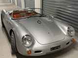 une voiture argentée garée dans un garage