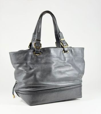un sac fourre-tout en cuir noir sur fond blanc